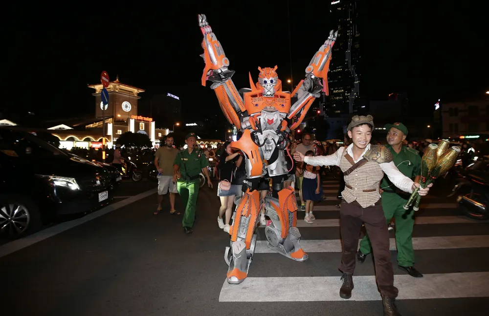 Lễ diễu hành quanh chợ Bến Thành tạo nên sự thích thú cho người dân vui chơi dịp cuối tuần tại khu trung tâm TPHCM. Ảnh: DŨNG PHƯƠNG