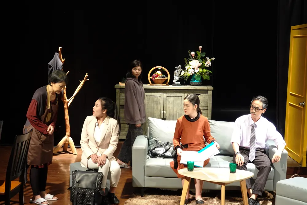 Dàn diễn viên trẻ trong vở "Khúc dạ tâm". Ảnh: THÚY BÌNH