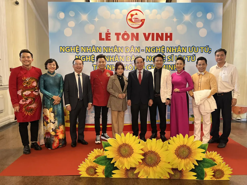 DC Ng Van Nen chup hinh luu niem cung nghe si.jpg