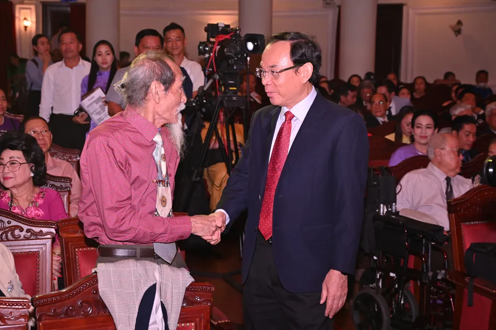 Ngueyn Van Nen bat tay tham hoi NSUT Manh Dung.jpg