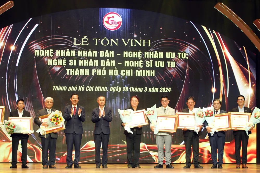 Phan Van Mai - Huynh Thanh Nhan - danh hieu NSUT.jpg