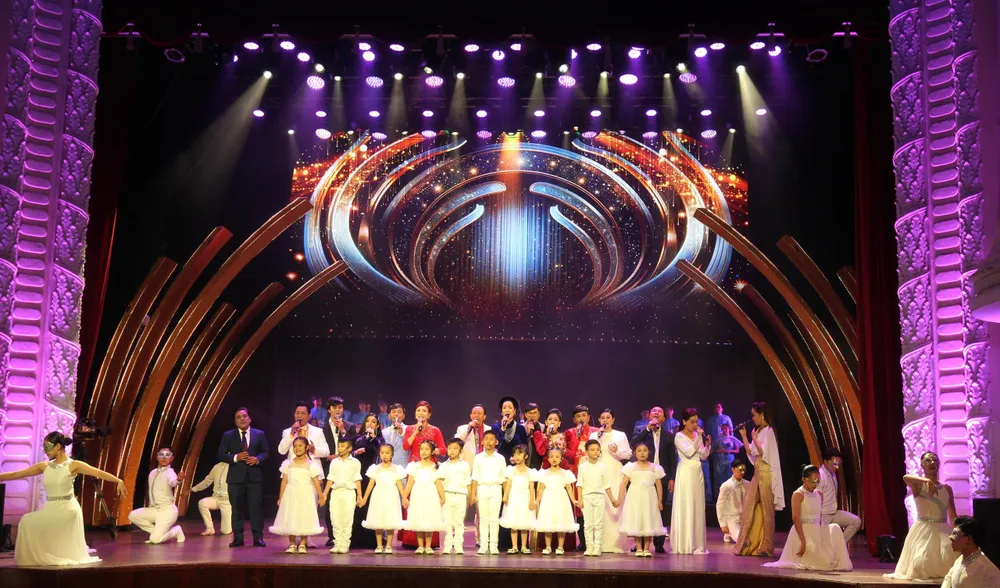 tiet muc Duoi anh den san khau.jpg