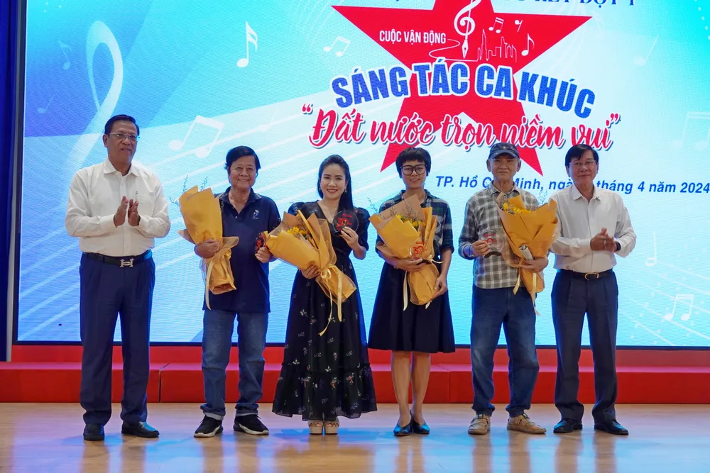 trao ky niem chuong.JPG