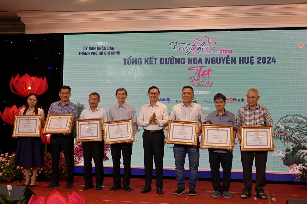 Tran Phuoc Anh GD So Ngoai vu trao bang khen ca nhan.JPG