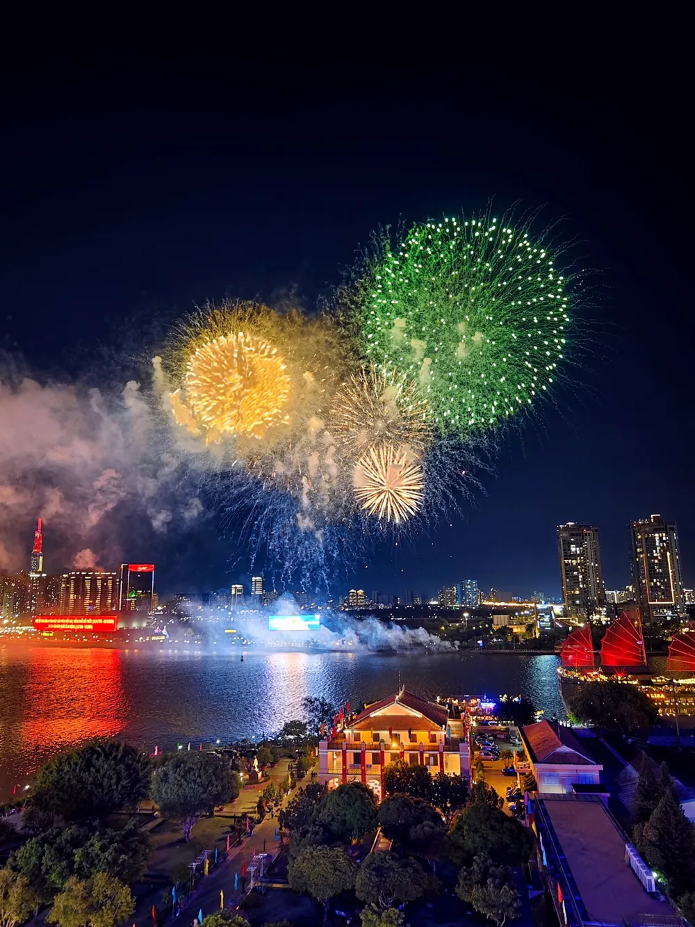 phao hoa tren song.jpg