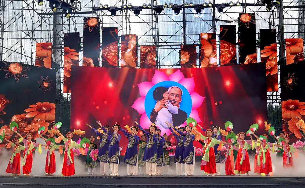 Chương trình văn nghệ mang đậm nét đẹp văn hóa lịch sử Việt Nam "Thiếu nhi quận 4 tiếp bước truyền thống cha anh" của Trung tâm Văn hóa - Thể thao quận 4, đã mở màn Liên hoan văn nghệ thiếu nhi hè chủ đề "Thiếu nhi Thành phố làm theo lời Bác". Ảnh: THÚY BÌNH