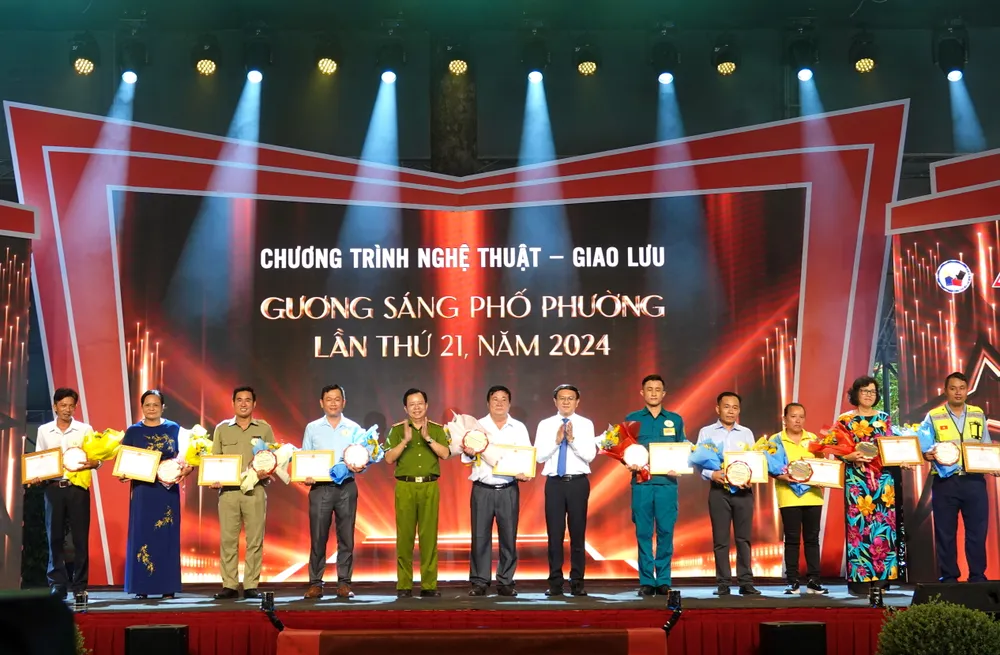 CA TP trao giay khen cho cac GSPP.JPG