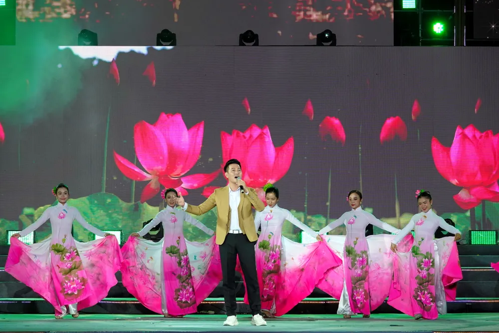 Nguyen Phi Hung - Tieng hat tu TP mang ten Nguoi.JPG