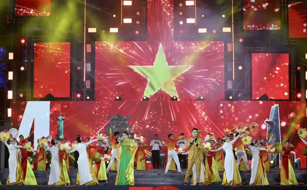 Tiết mục ca múa "Việt Nam trong tôi là" trong chương trình nghệ thuật "Dấu son Hà Nội" bế mạc chương trình "Những ngày Hà Nội tại TPHCM". Ảnh: DŨNG PHƯƠNG