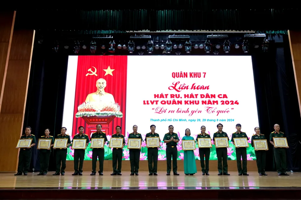 trao giai LH hat ru QK7.JPG