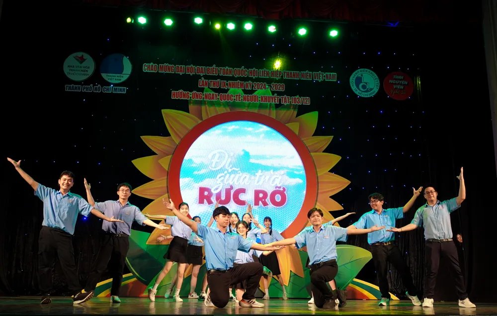 Di giua troi ruc ro - Binh Thanh.JPG