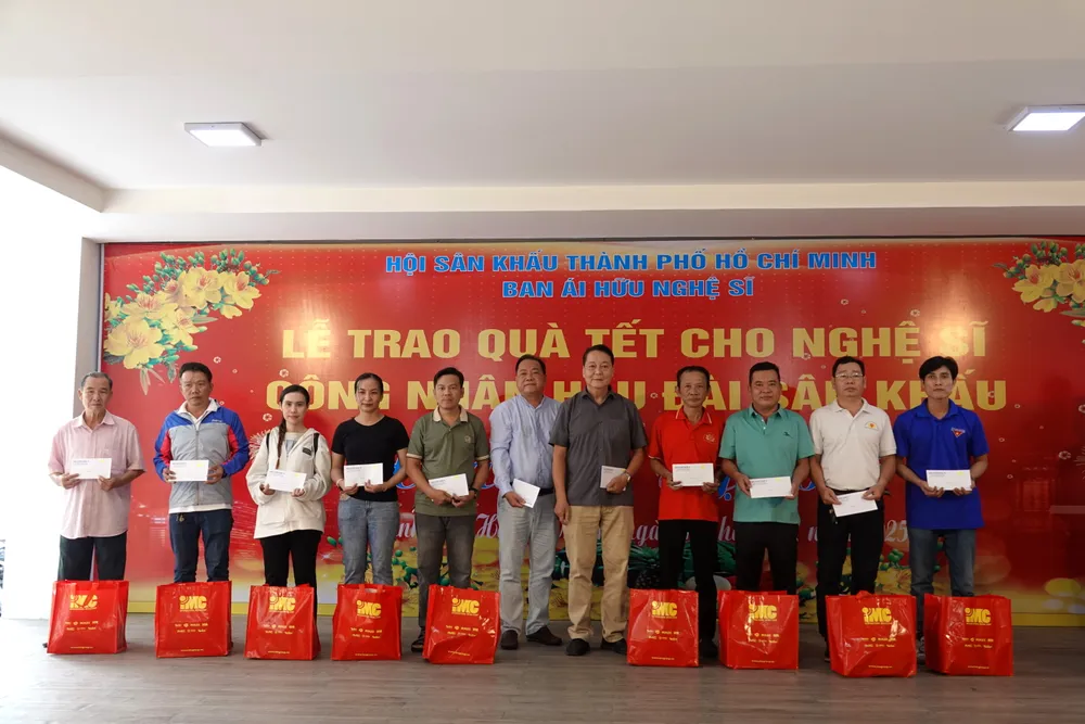 trao qua cong nhan hau dai Nha hat Kich TP.JPG