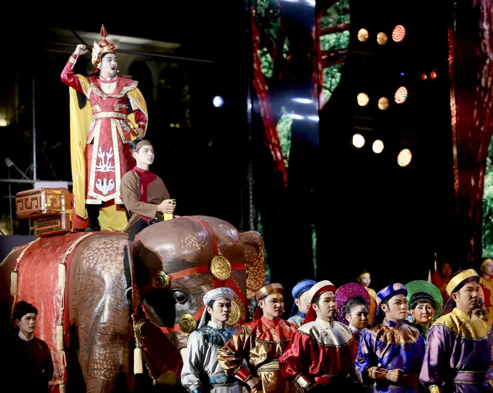 Tay Son Nguyen Hue cuoi voi.jpg