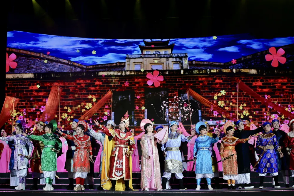 Thang Long bung sac mai dao.jpg