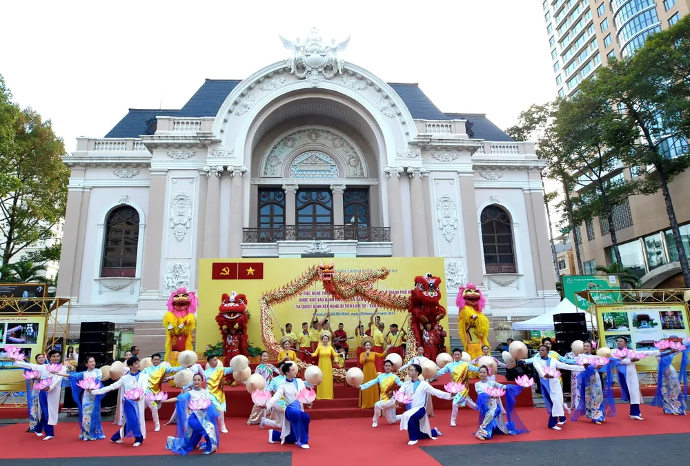 ca mua chao mung.jpg