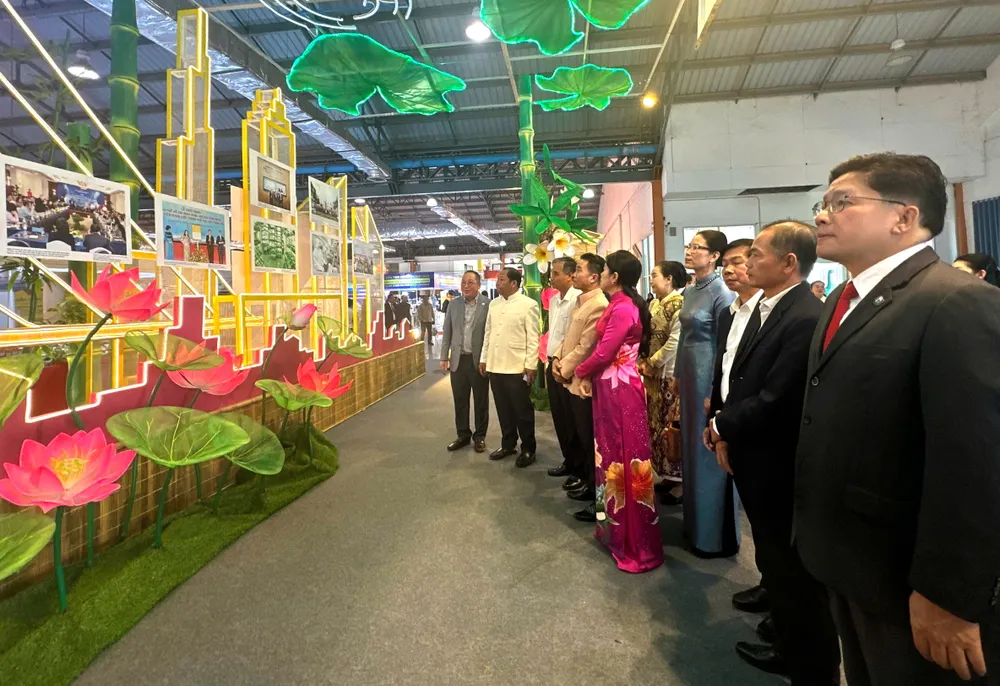 Các đại biểu tham quan Triển lãm Thành phố Hồ Chí Minh và các tỉnh, thành hữu nghị tại Savannakhet lần thứ 5. Ảnh: MINH DIỄM