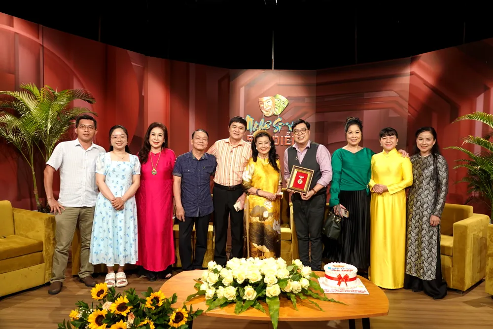 Các khách mời và ê kíp thực hiện chương trình "Nghệ sĩ và sàn diễn" trong buổi ghi hình đặc biệt kỷ niệm 10 năm tổ chức thực hiện chương trình. Ảnh: THÚY BÌNH