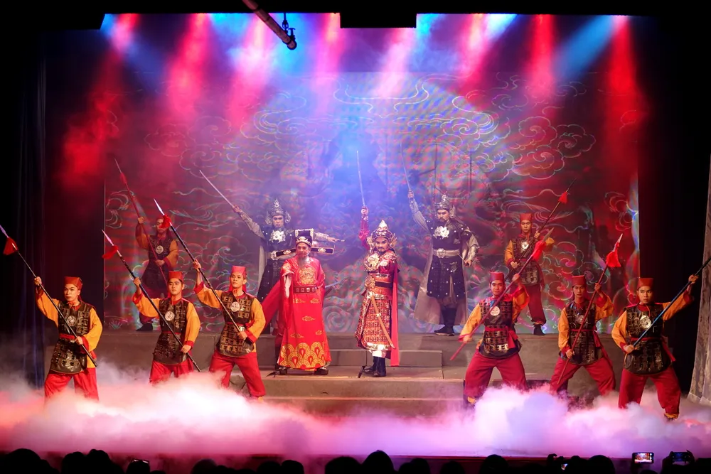 Khí thế hào hùng trong đêm biểu diễn suất đầu tiên vở cải lương sử Việt kinh điển "Câu thơ yên ngựa"