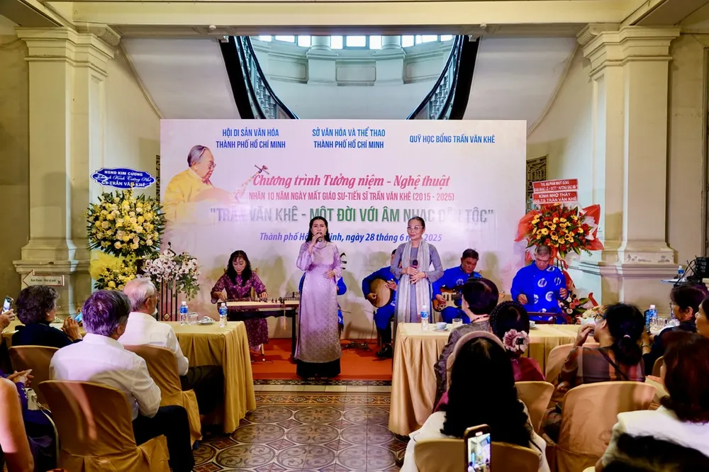 Tiến sĩ Mai Mỹ Duyên và NNƯT Ngọc Đặng biểu diễn bài "Dạ cổ hoài lang". Ảnh: THÚY BÌNH