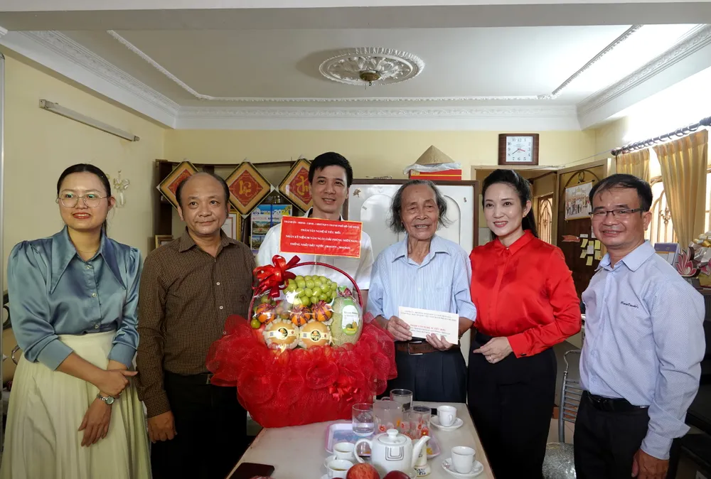 Phó Giám đốc Sở VH-TT TPHCM Nguyễn Thị Thanh Thúy đại diện Thành ủy TPHCM đến thăm và tặng quà NSND Bùi Xuân Hanh. Ảnh: THÚY BÌNH