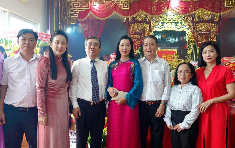 Phó Bí Thư Thành ủy TPHCM, Chủ tịch UBMTTQ Việt Nam TPHCM Nguyễn Phước Lộc và lãnh đạo Ban Tuyên giáo và Dân vận Thành ủy TPHCM, Sở VHTT TPHCM cùng chụp ảnh kỷ niệm với nghệ sĩ sân khấu tại lễ Giỗ Tổ Sân khấu năm 2025. Ảnh: THÚY BÌNH