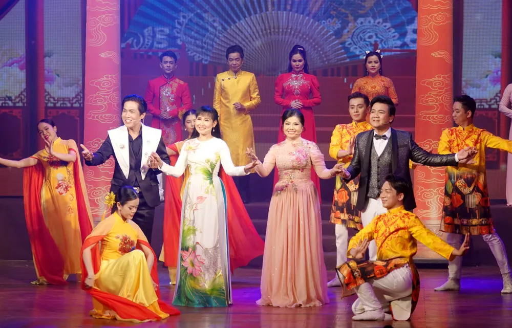 Các nghệ sĩ Nhà hát Cải lương Trần Hữu Trang biểu diễn tiết mục "Ngọc nghề truyền trao" (tác giả Phạm Văn Đằng). Ảnh: THÚY BÌNH