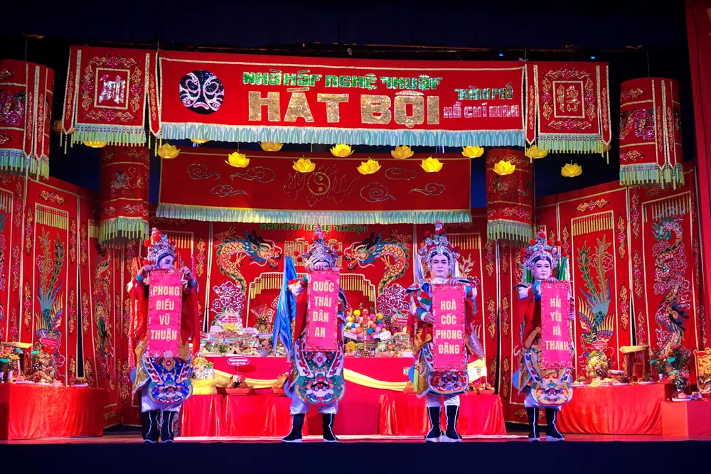 Nghệ sĩ Nhà hát Nghệ thuật Hát bội TPHCM thực hiện các nghi thức của Lễ Giỗ Tổ Sân khấu. Ảnh: THÚY BÌNH