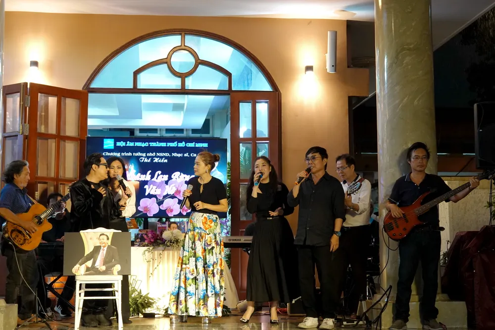 Đêm nhạc tưởng nhớ NSND – nhạc sĩ Thế Hiển "Nhánh lan rừng vẫn nở" mở màn với ca khúc "Xin hát mãi về anh", được thể hiện qua giọng hát của ca sĩ Phương Thanh, Mỹ Lệ, Huỳnh Lợi, Đông Quân, Thiên Phú. Ảnh: THÚY BÌNH
