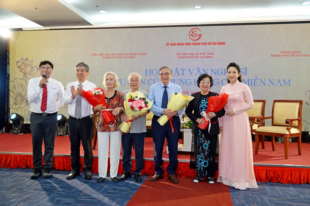 Phó Bí thư Thành ủy TPHCM, Chủ tịch UBMTTQ Việt Nam TPHCM Nguyễn Phước Lộc và Phó Giám đốc Sở VHTT TPHCM Nguyễn Thị Thanh Thúy tặng hoa các cô chú văn nghệ sĩ lão thành cách mạng tham gia giao lưu trong buổi Họp mặt văn nghệ sĩ Khu căn cứ Trung ương Cục miền Nam. Ảnh: THÚY BÌNH
