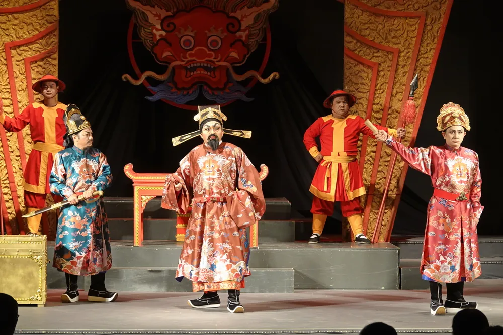 Vở kịch "Đức Thượng công Tả quân Lê Văn Duyệt – Người mang chín án tử" được dàn dựng với nhiều tình huống cao trào, kịch tính, hấp dẫn… về vị quan thanh liêm, nghiêm minh, chính trực, tài giỏi, luôn một lòng vì dân, vì nước. Ảnh: THÚY BÌNH