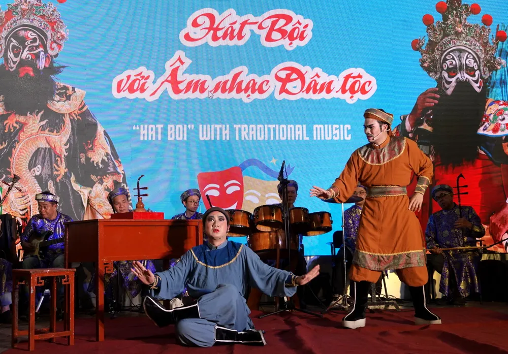 Nghệ sĩ Bảo Châu (bên trái) và nghệ sĩ Thanh Bình trong trích đoạn "Anh hùng Trương Định". Ảnh: THÚY BÌNH