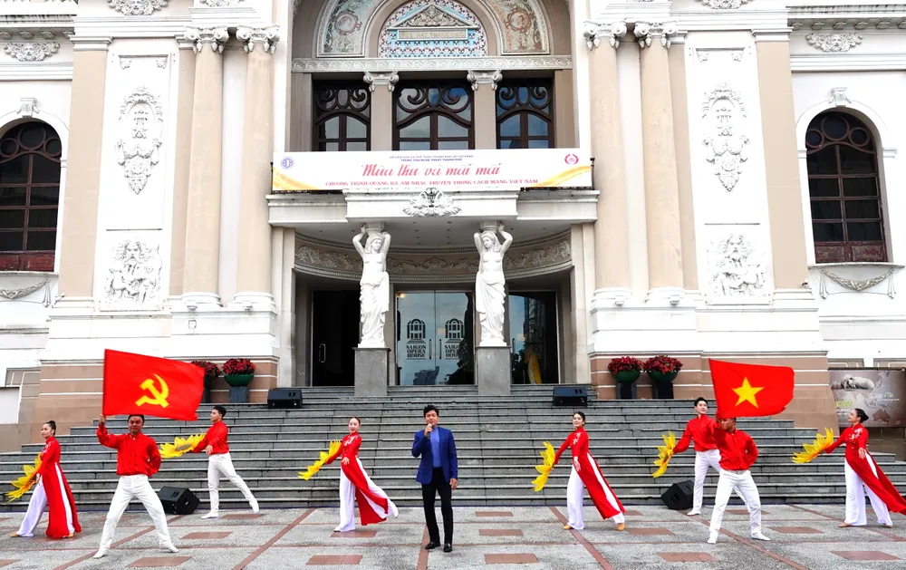 Ca sĩ Anh Bằng biểu diễn bài hát "Chào mừng Đảng Cộng Sản Việt Nam". Ảnh:" THÚY BÌNH