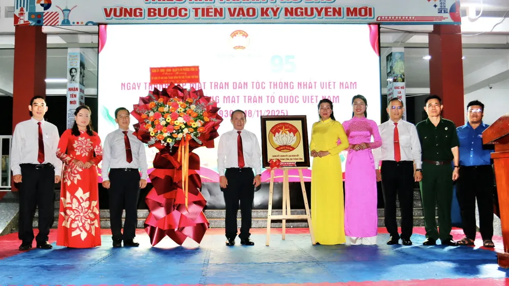 Đảng ủy phường Vườn Lài tặng quà chúc mừng UBMTTQ Việt Nam phường nhân kỷ niệm 95 năm Ngày thành lập Mặt trận Dân tộc thống nhất Việt Nam - Ngày truyền thống Mặt trận Tổ quốc Việt Nam (18-11-1930 – 18-11-2025). Ảnh: HOÀNG MINH