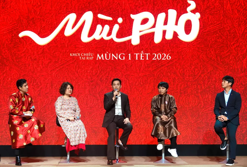 Ê kíp đoàn phim "Mùi phở" chia sẻ thông tin về quá trình thực hiện bộ phim điện ảnh đặc biệt này. Ảnh: THÚY BÌNH 