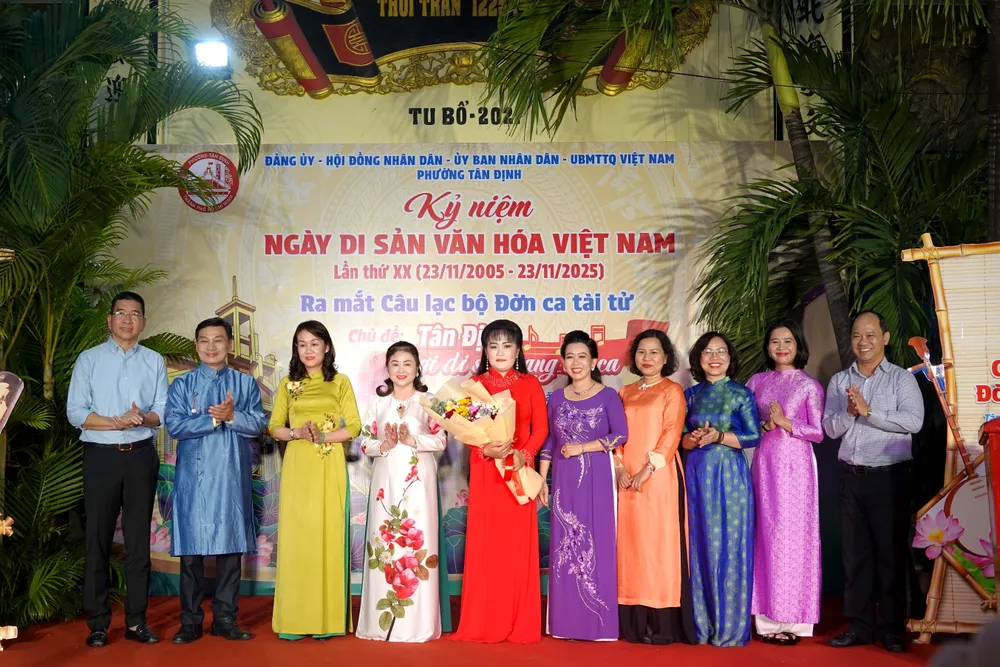 Lãnh đạo phường Tân Định tặng hoa chúc mừng Ban Chủ nhiệm CLB Đờn ca tài tử phường Tân Định. Ảnh: THÚY BÌNH