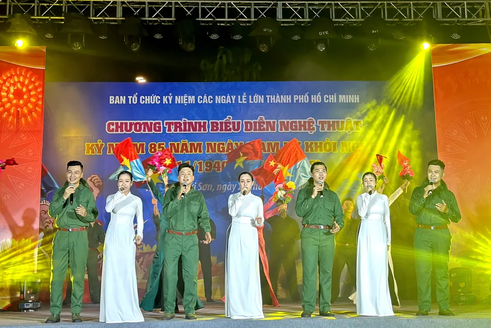 Nhóm ca Mắt Ngọc và nhóm ca Lạc Việt biểu diễn liên khúc "Sài Gòn quật khởi" - "Bão nổi lên rồi" - "Đất nước trọn niềm vui". Ảnh: TẤN HOÀNG
