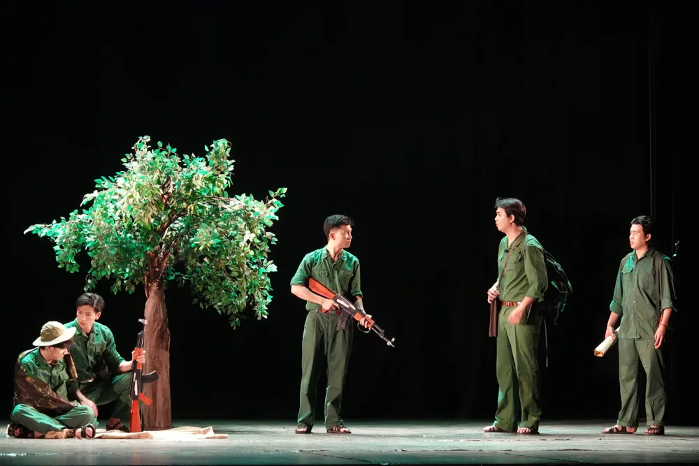 Sân khấu Hồng Hạc sáng đèn vở kịch "Nếu anh còn được sống" kỷ niệm 10 năm thành lập. Ảnh: THÚY BÌNH 