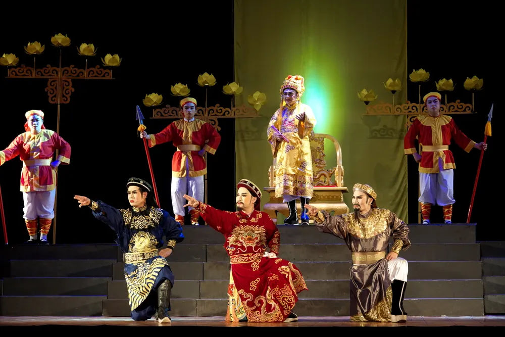 Vở hát bội "Hiền thần" biểu diễn tại khu vực cổng chợ Bình Tây. Ảnh: THÚY BÌNH