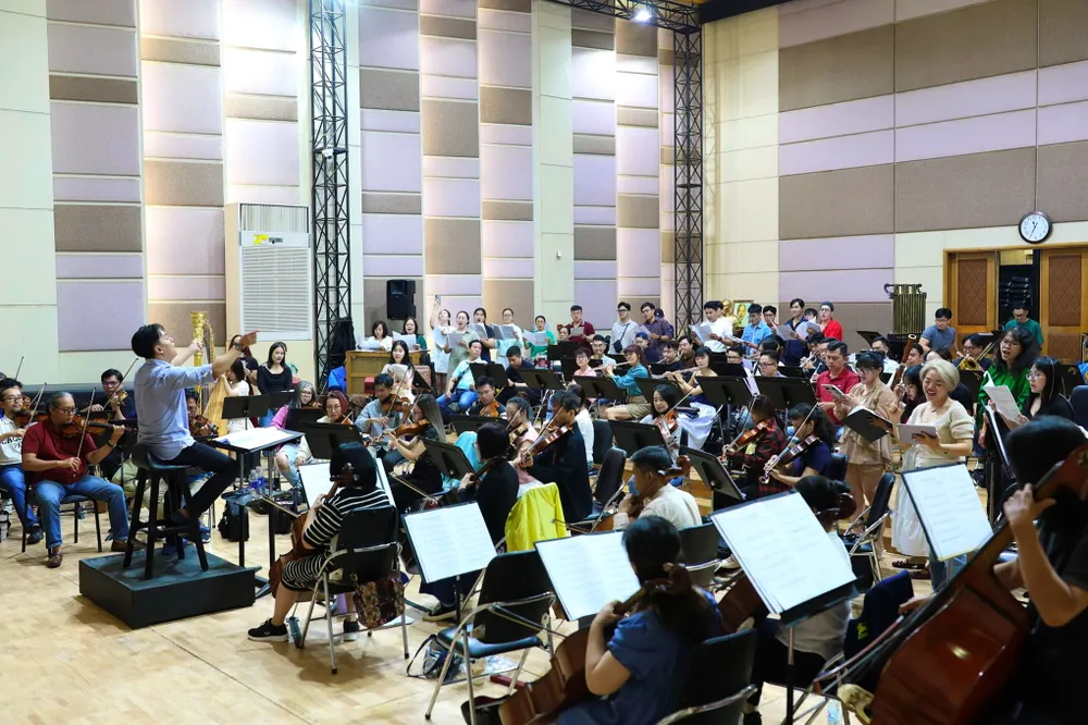 Các nghệ sĩ Nhà hát Giao hưởng - Nhạc - Vũ kịch TPHCM tập luyện chương trình Hòa nhạc Giáng sinh 2025. Ảnh: HBSO