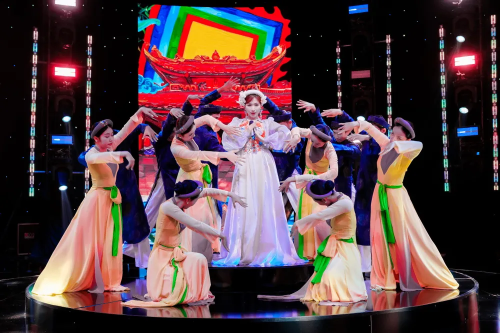 Ca sĩ Hòa Minzy biểu diễn ca khúc "Bắc Bling" trong chương trình nghệ thuật đặc biệt "HTV Chào xuân 2026" với chủ đề "Xin chào Việt Nam". Ảnh: HTV