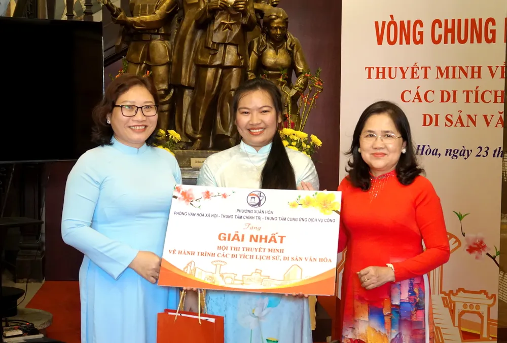 Giám Đốc Trung Tâm Chính trị phường Xuân Hòa Hồ Thị Đan Thanh và nguyên Phó Giám đốc Học viện Cán bộ TPHCM, TS Bùi Thị Ngọc Trang trao giải Nhất hội thi. Ảnh: THÚY BÌNH