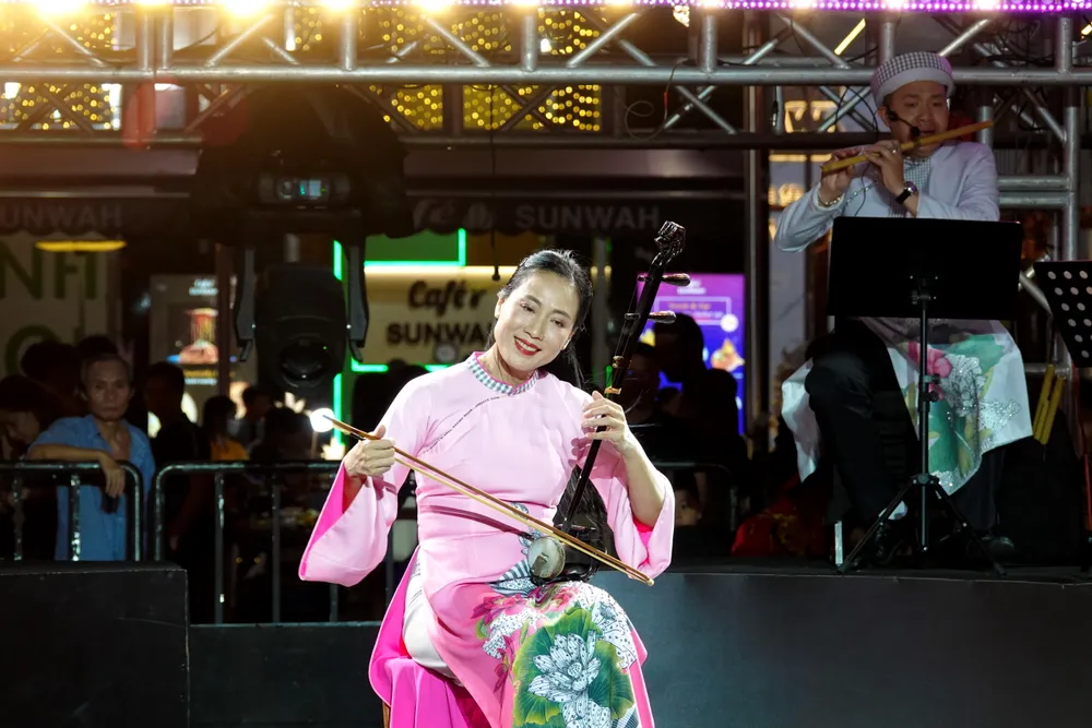 doc tau dan nhi Ke chuyen ngay mua - NSUT Thu Thuy.JPG