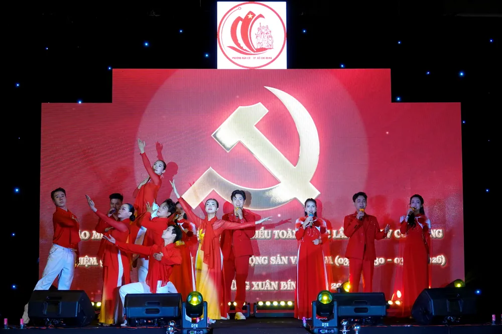 Liên khúc "Chào mừng Đảng Cộng sản Việt Nam - Phường Bàn Cờ sáng mãi niềm tin" mở màn chương trình nghệ thuật đặc biệt "Nghĩa tình Bàn Cờ". Ảnh: THÚY BÌNH