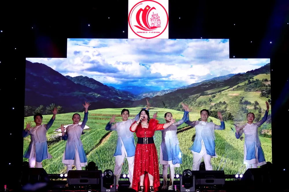 Ngoc Anh - Non song thong nhat hoa binh.JPG