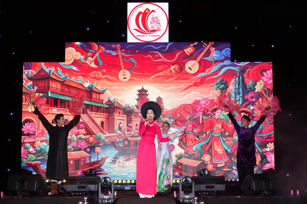 Trinh Kim Chi - Que huong ba mien.JPG