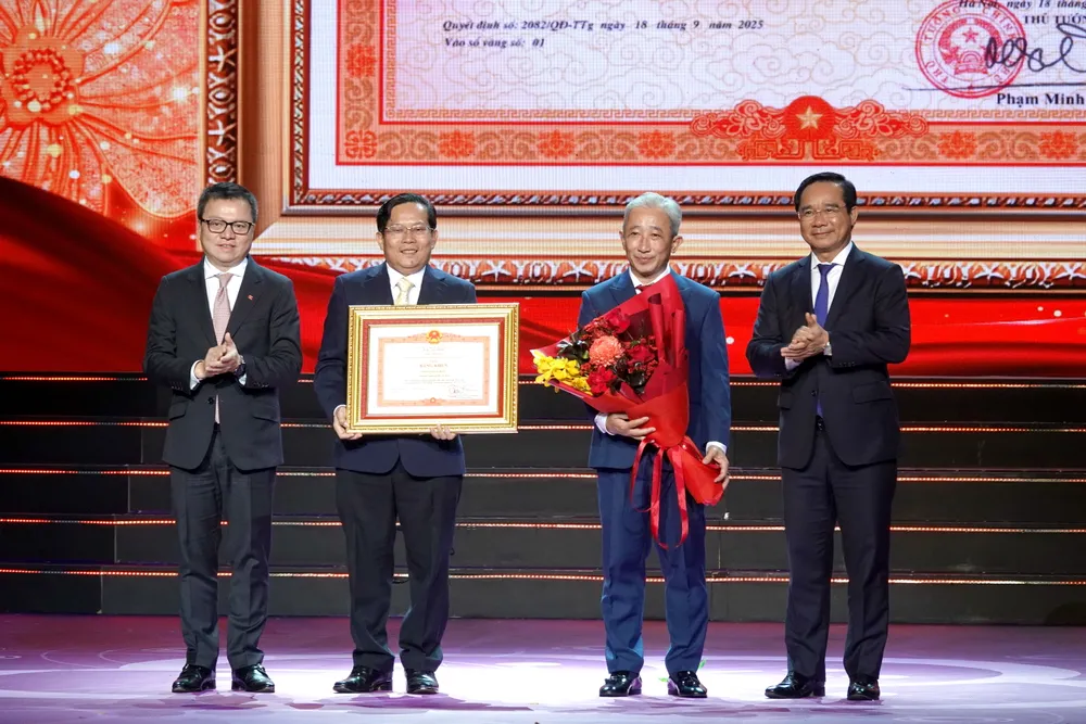 Phó trưởng Ban Tuyên giáo và Dân vận Trung ương, Chủ tịch Hội Nhà báo Việt Nam, Tổng Biên tập báo Nhân dân Lê Quốc Minh và Chủ tịch UBND TPHCM Nguyễn Văn Được trao bằng khen của Thủ tướng Chính phủ cho Tổng biên tập Báo Người Lao Động, Trưởng Ban chỉ đạo Giải Mai Vàng Tô Đình Tuân và Phó Tổng biên tập, Trưởng Ban Tổ chức Giải Mai Vàng Bùi Thanh Liêm. Ảnh: DŨNG PHƯƠNG