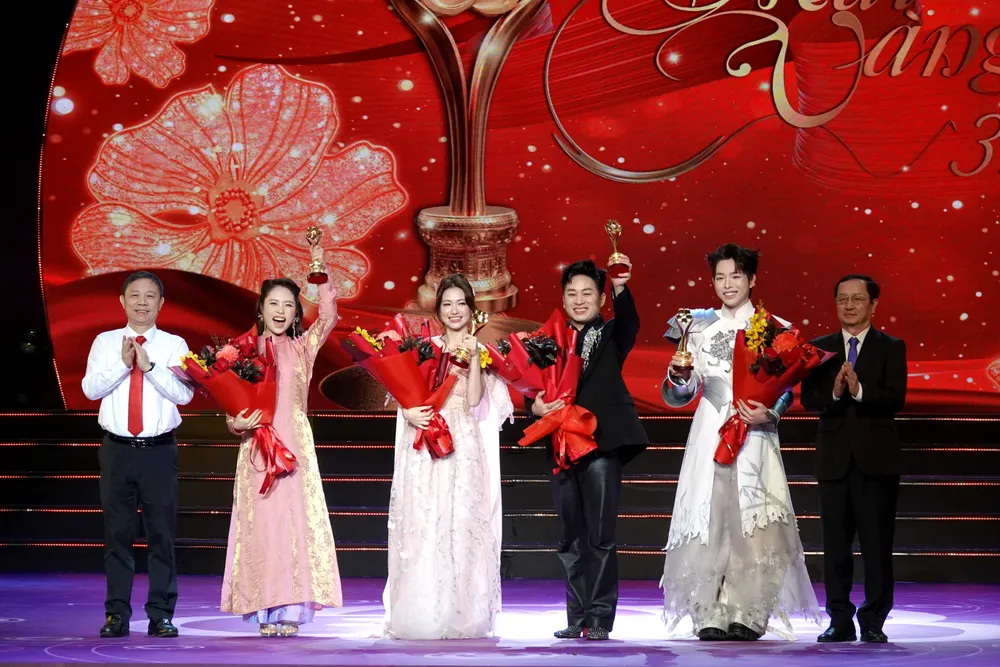 giai MV - ca si - NS - Duong Anh Duc - HUynh Thanh Dat.JPG