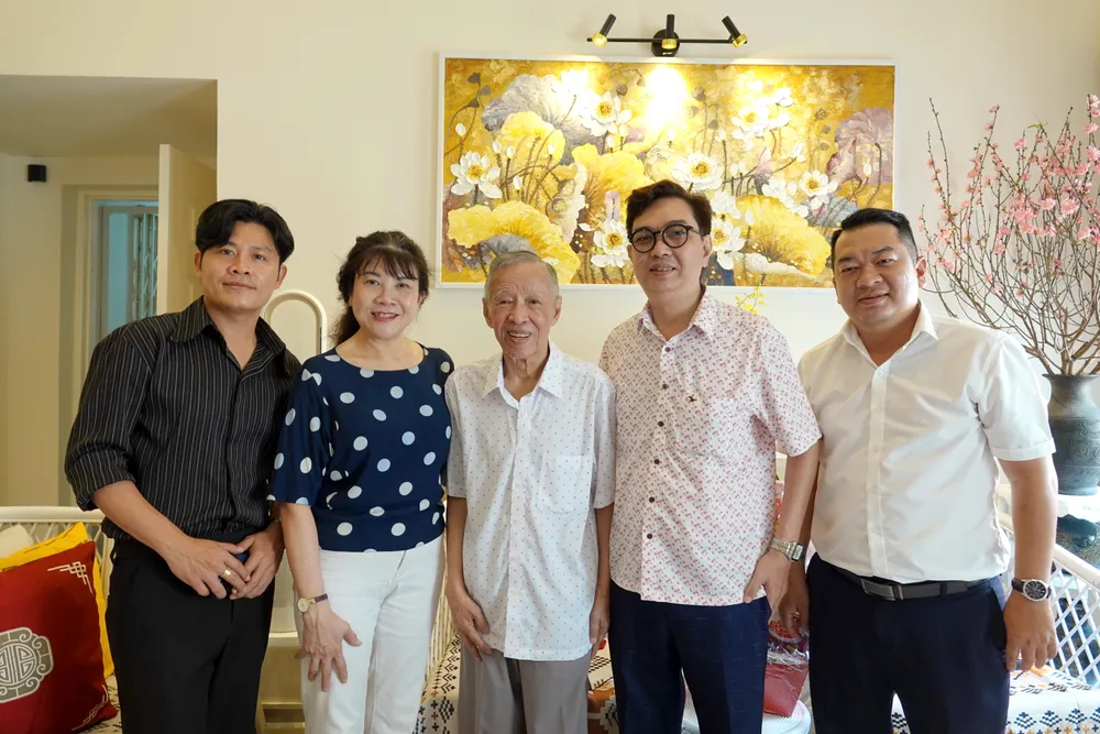 Nhạc sĩ Trần Long Ẩn vui mừng phấn khởi đón đoàn Hội Âm nhạc TPHCM đến thăm, chúc tết. Ảnh: THÚY BÌNH