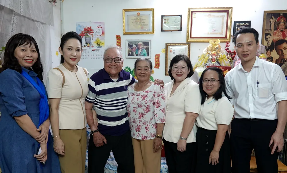 Phó Bí thư Thành ủy TPHCM Văn Thị Bạch Tuyết thăm và chúc Tết NSND Hùng Minh. Ảnh: THÚY BÌNH