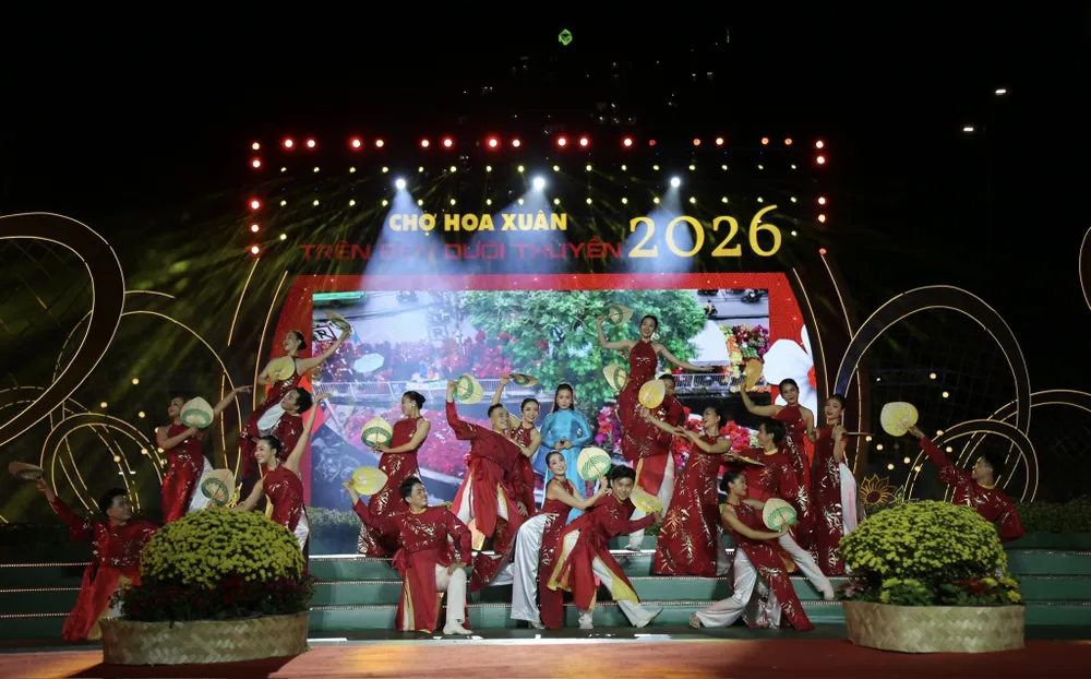 Ca sĩ Cẩm Ly biểu diễn bài hát "Xuân quê tôi". Ảnh: DŨNG PHƯƠNG